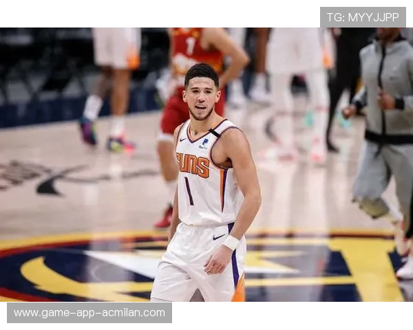 太阳布克行进间三分飙射，带领球队打破僵局